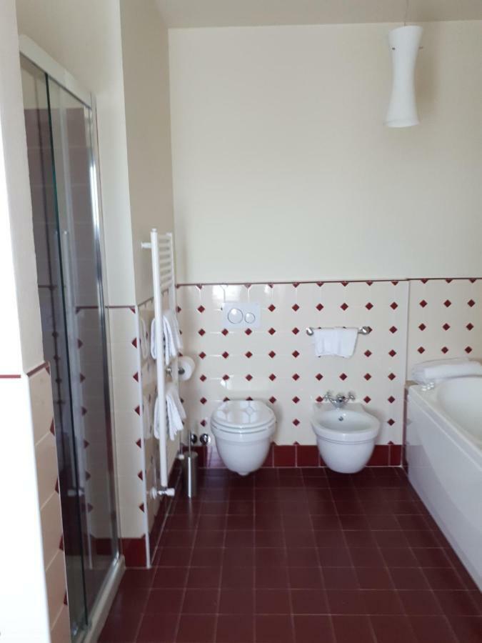 Superior Family Room,792557124:JPEG